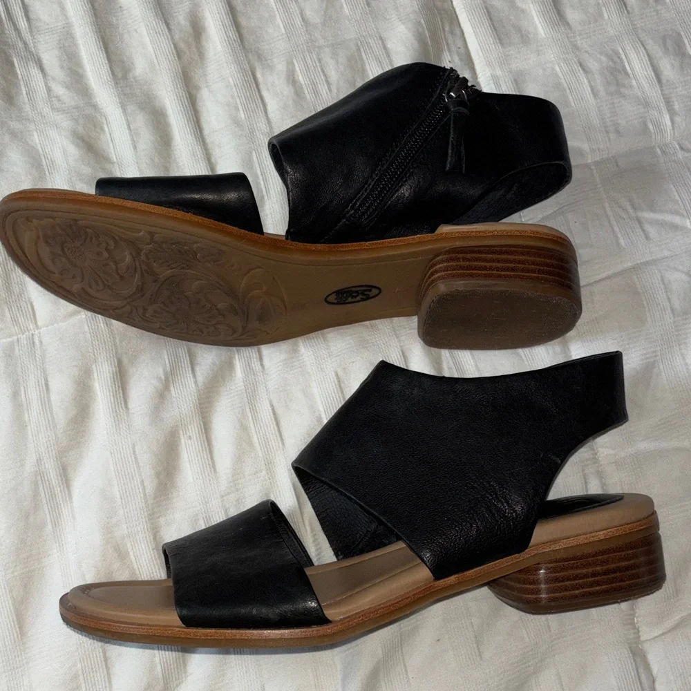 11M Softt Felicity Black Italian Leather Sandals- perfect with summer dresses - Picture 3 of 7